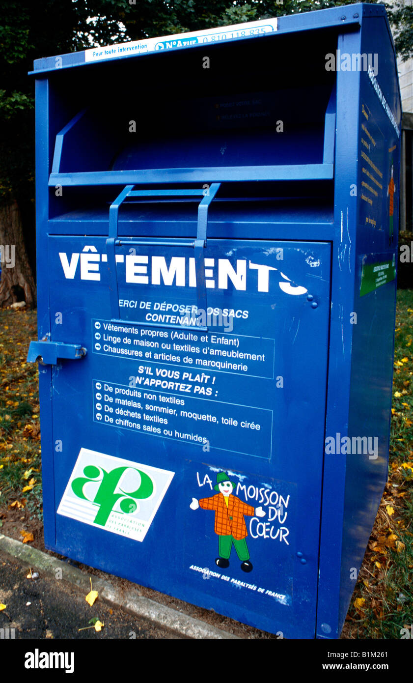 Reims France Bac de récupération pour recyclage Vêtements Association des paralysies de France Association française pour les personnes paralysées Banque D'Images