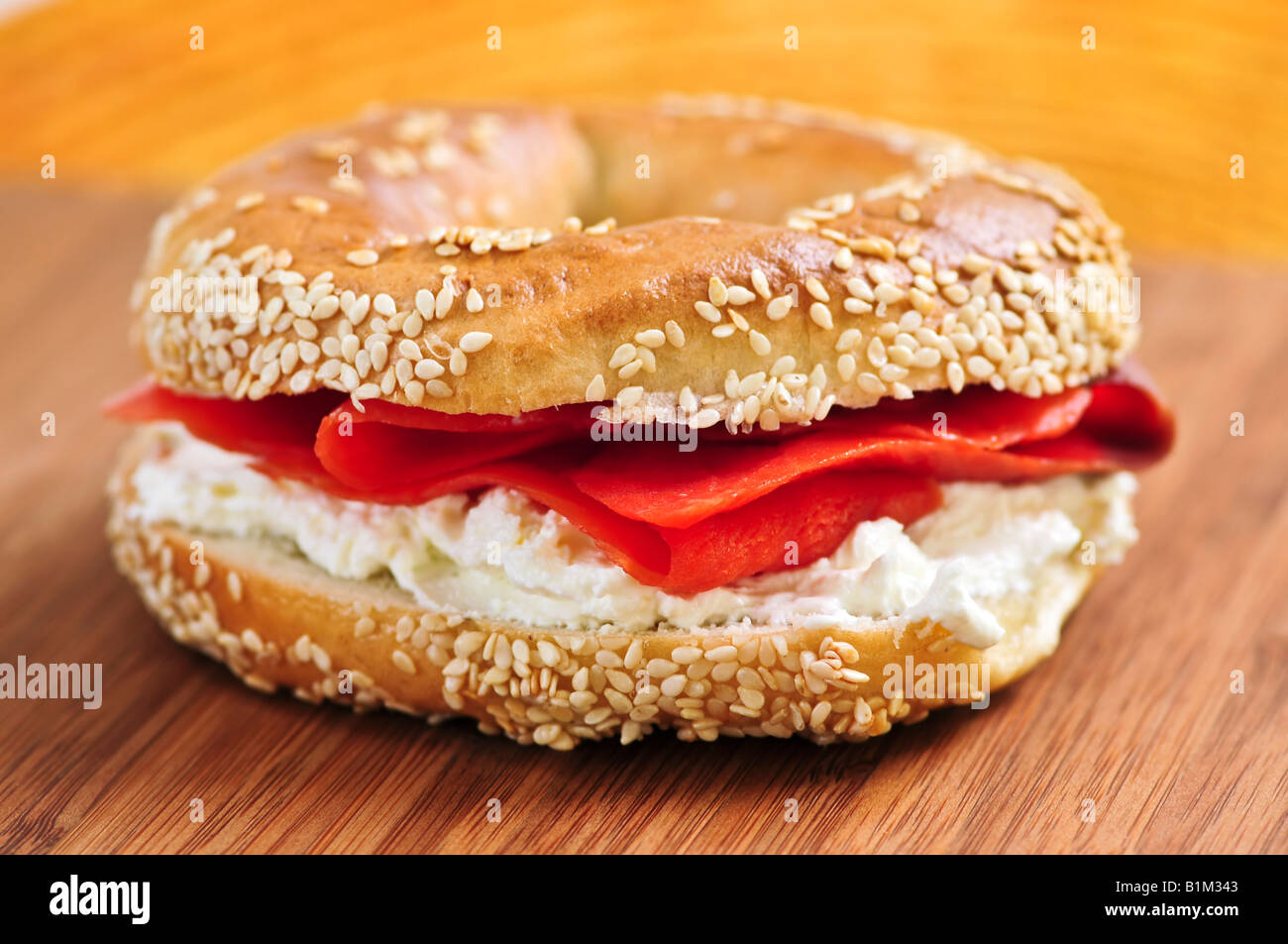 Bagel au saumon fumé frais et fromage à la crème Banque D'Images