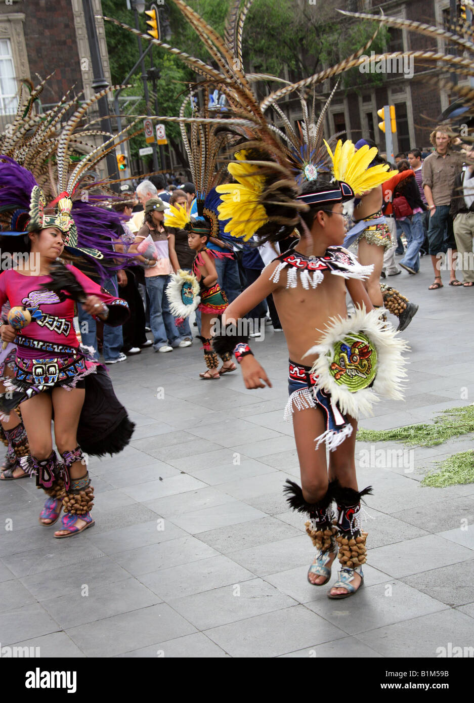 Les jeunes danseurs en costume mexicain aztèque, Place Zocalo, Plaza de la Constitucion, Mexico, Mexique Banque D'Images