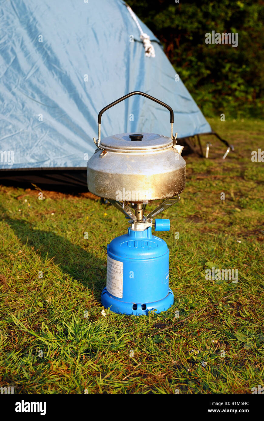 L'eau bouillante pour le petit-déjeuner tout en camping Banque D'Images