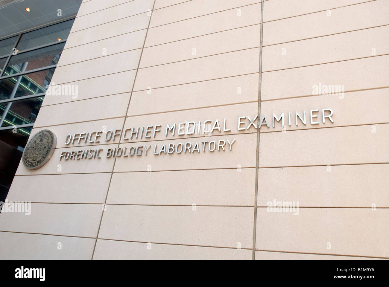 Le bâtiment abritant le bureau du médecin légiste en chef de New York, sur la 1re Avenue Banque D'Images