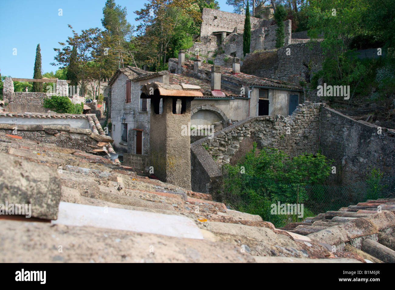 Surplombant les toits de village de l'arrière-plan sauve le sud de la France Banque D'Images