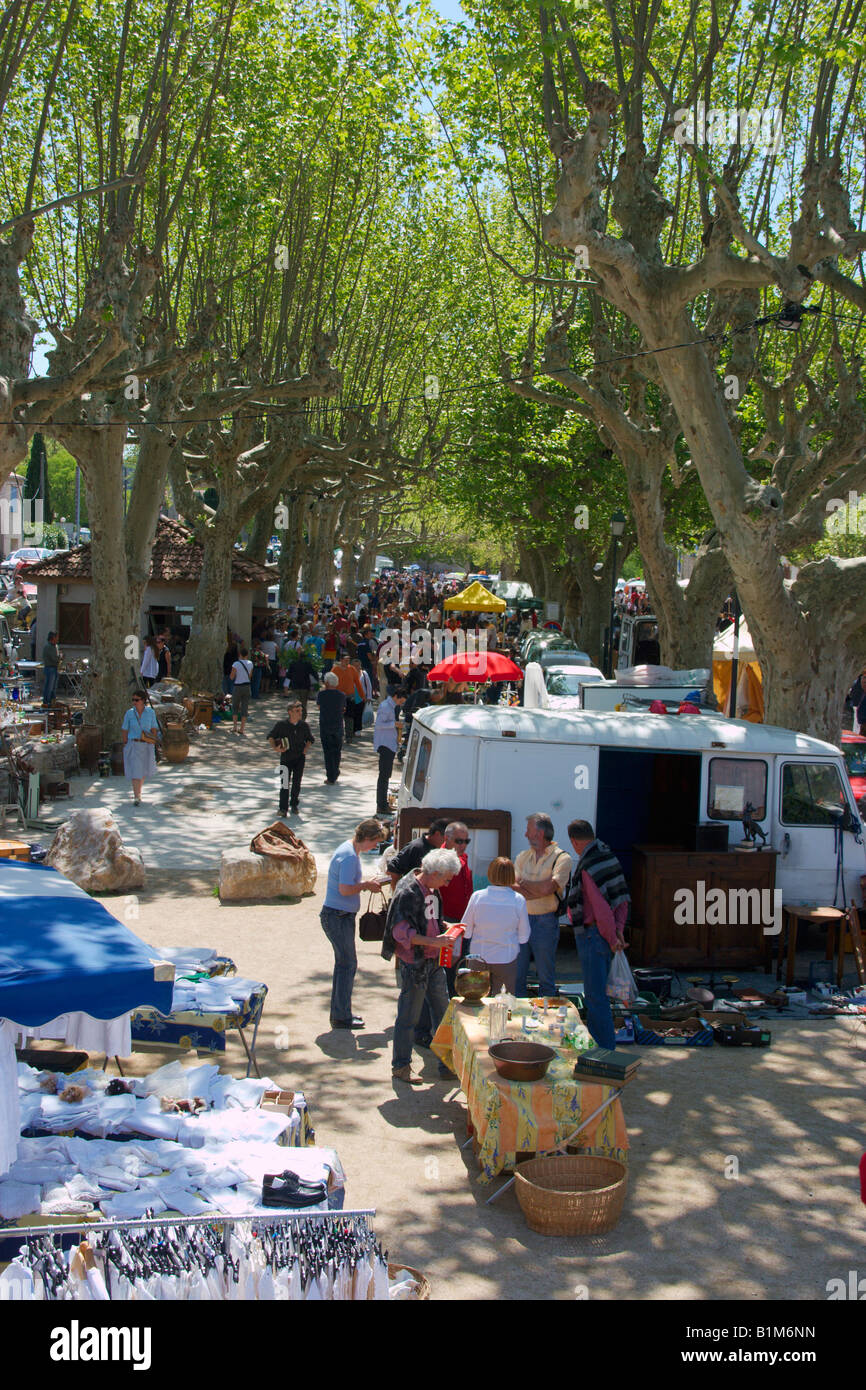 La rue du marché français de la vente de bric-à-brac, brocante et Antiquités Banque D'Images