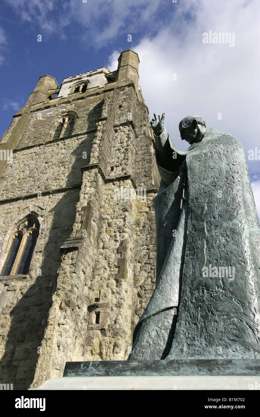 Ville de Chichester, Angleterre. La sculpture de Saint Philip Jackson Richard, avec le clocher et la cathédrale de Chichester. Banque D'Images