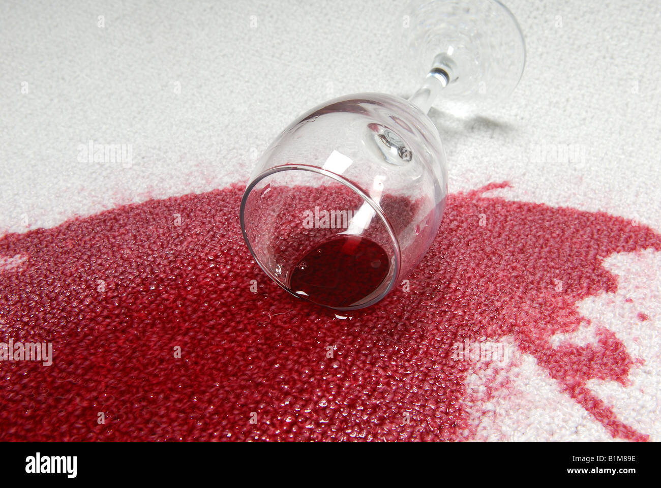 Vin rouge renversé sur le tapis Photo Stock - Alamy