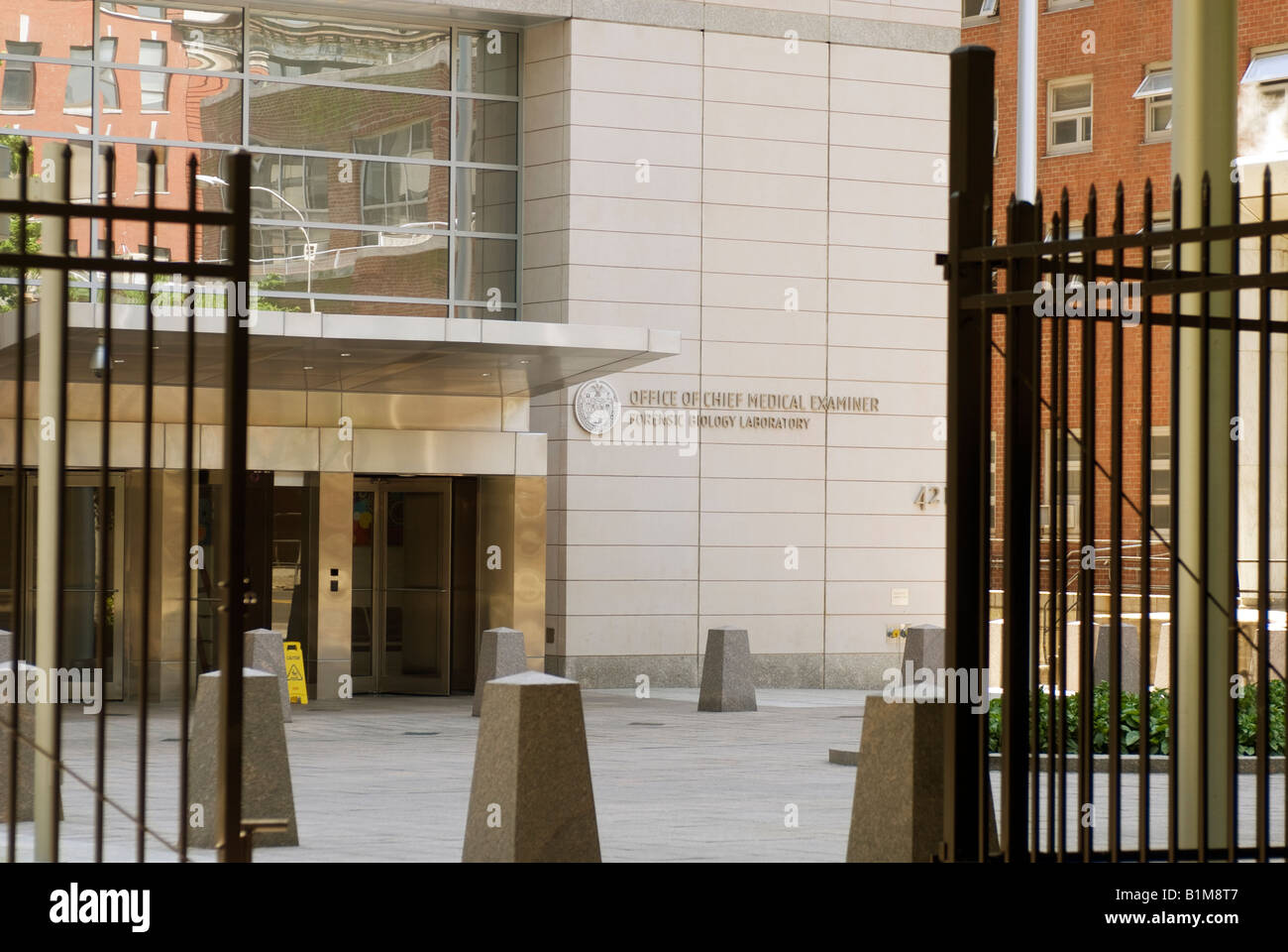 Le bâtiment abritant le bureau du médecin légiste en chef de New York, sur la 1re Avenue Banque D'Images