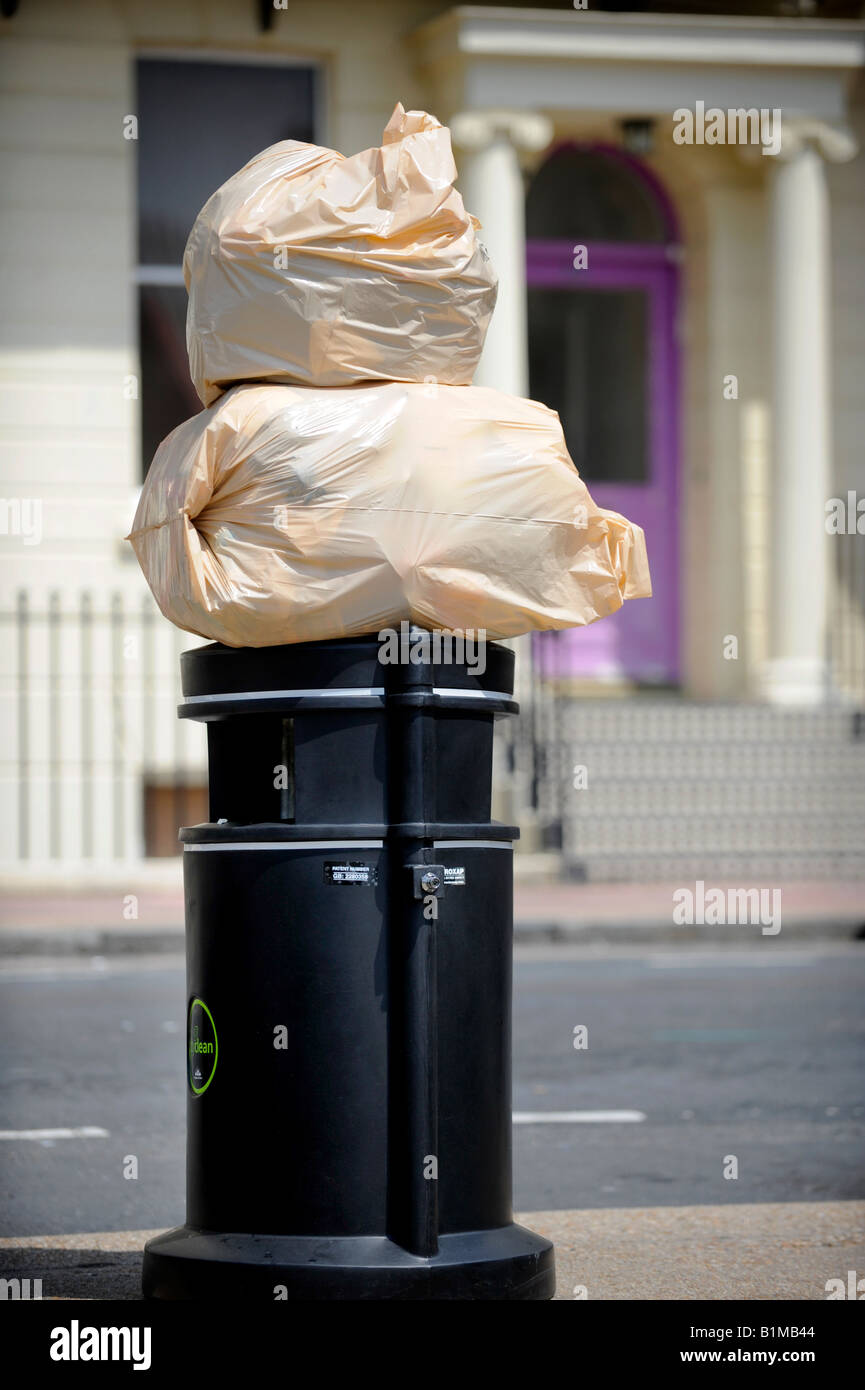 Sacs de détritus s'asseoir sur le dessus d'une poubelle de Brighton prêt pour la collecte. Photo par Jim Holden. Banque D'Images