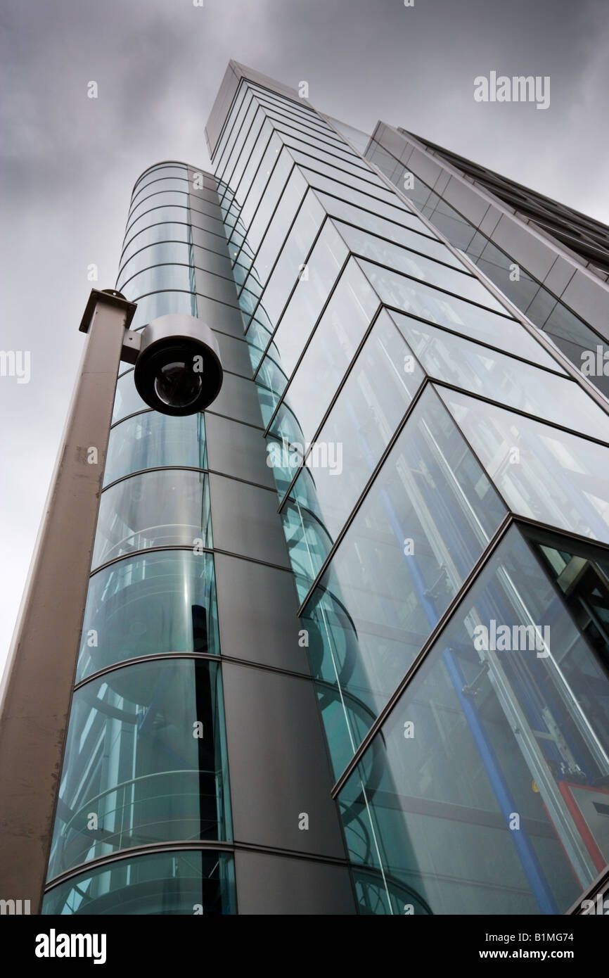 Une vue vers le haut d'un centre de Londres l'art moderne et contemporain en verre et en acier se Banque D'Images