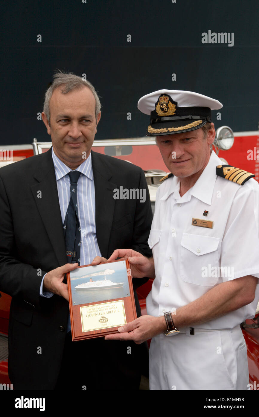 Le Capitaine Ian Mcnaught, capitaine de la la ligne Cunard Queen Elizabeth 2 navire de croisière. Banque D'Images