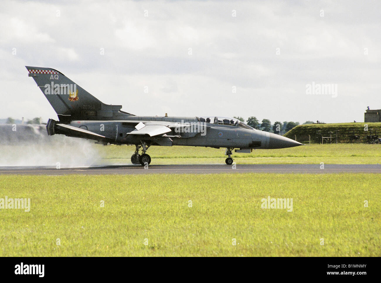 Tornado F3 de 56 Réserver Escadron basé à RAF Leuchars landing d'inverseurs de poussée après l'affichage à RAF Mildenhall Banque D'Images