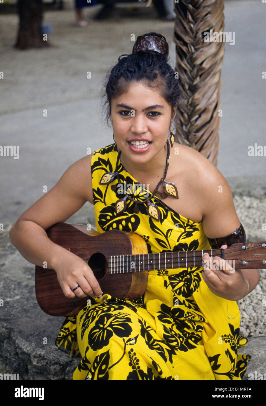 Une jolie fille hawaïenne chante et joue l'ukulélé au Centre Culturel polynésien sur la Côte-Nord Banque D'Images
