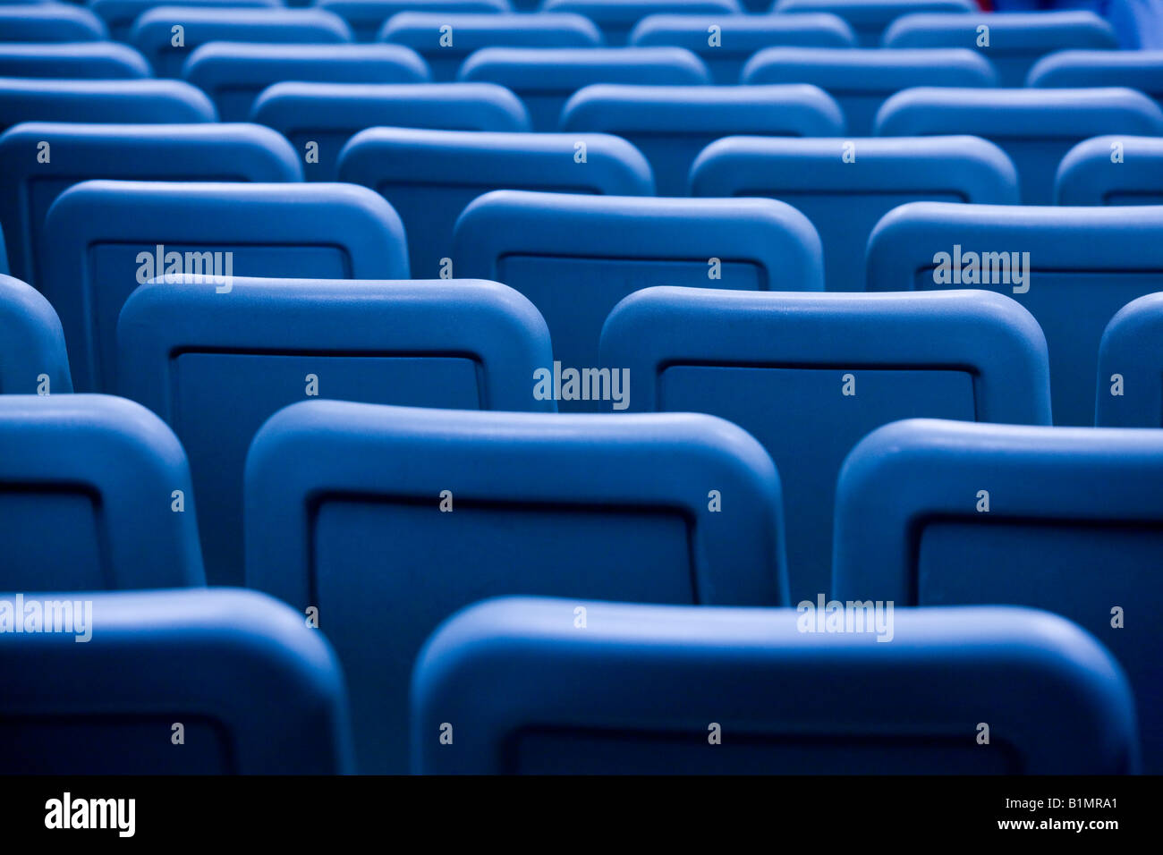 Des rangées de chaises dans une salle de conférences forment un motif Banque D'Images