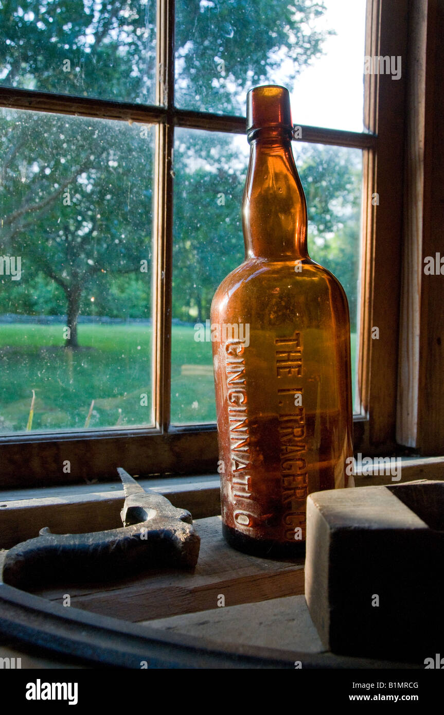 Bouteille contre une fenêtre, Vermillonville, Lafayette, Louisiane. Banque D'Images