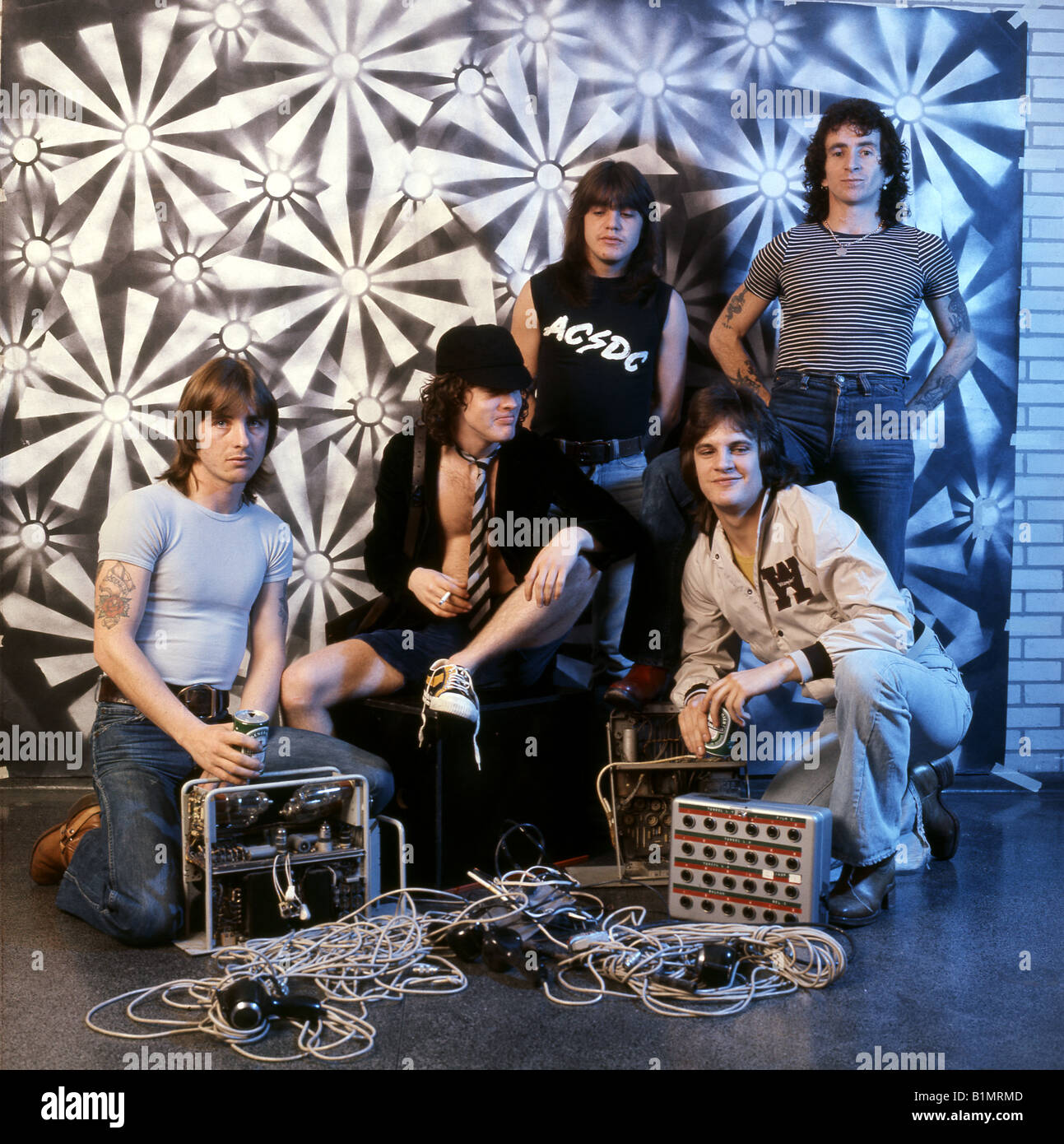 AC/DC groupe rock américain/australienne de 1980 avec Angus Young portant  cravate Photo Stock - Alamy