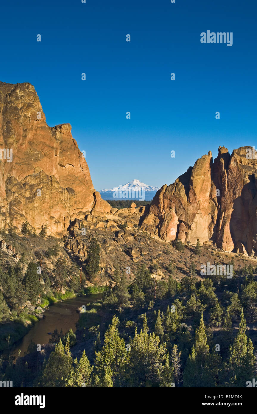 Cliffs à Smith Rock State Park et de la rivière Crooked dans le centre de l'Oregon avec Mount Jefferson visible par astérisque Col Banque D'Images