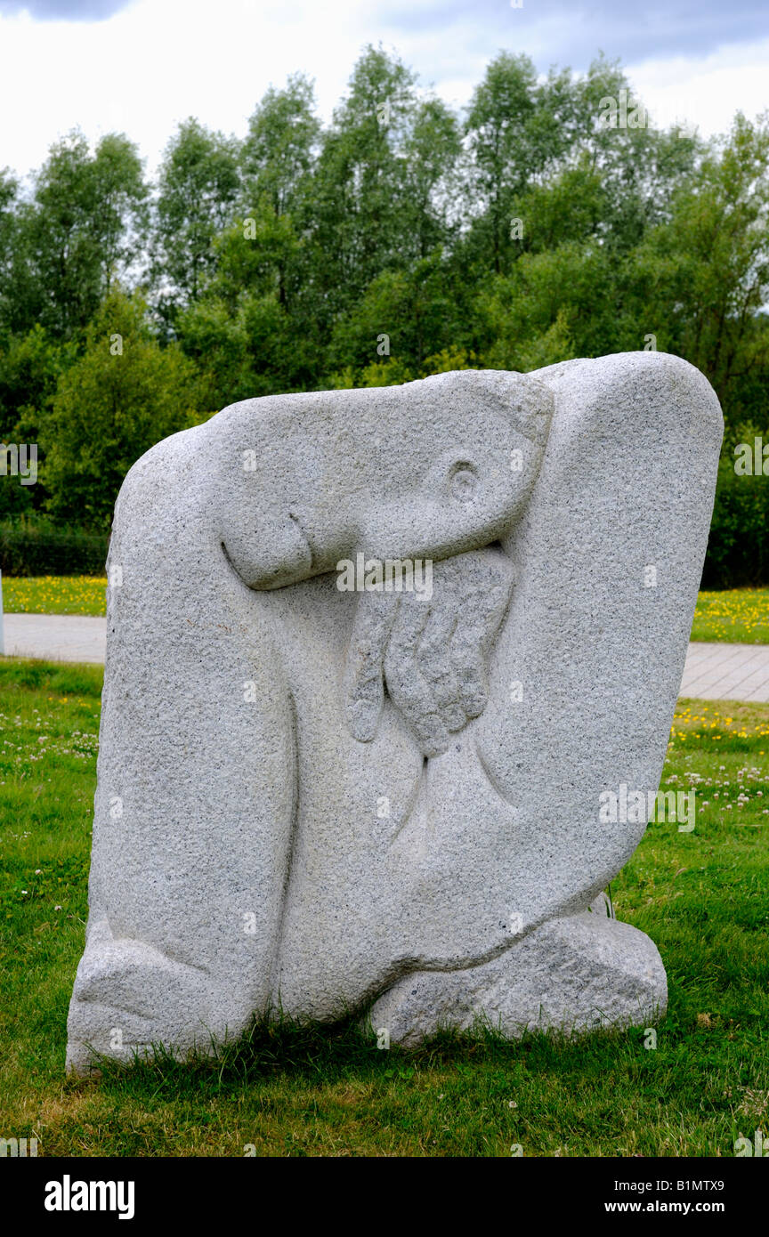 "L'homme de douleur, 1985, (détail), sculptures en plein air par Ronald Rae. Roue de Falkirk, Falkirk, Stirlingshire, Scotland. Banque D'Images