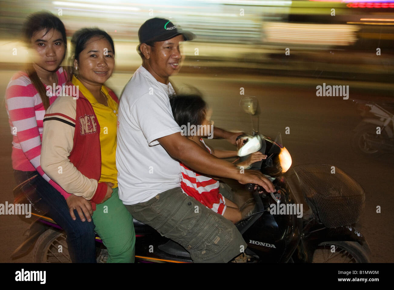 Famille de quatre personnes voyageant en moto ; Siem Reap, Cambodge Banque D'Images