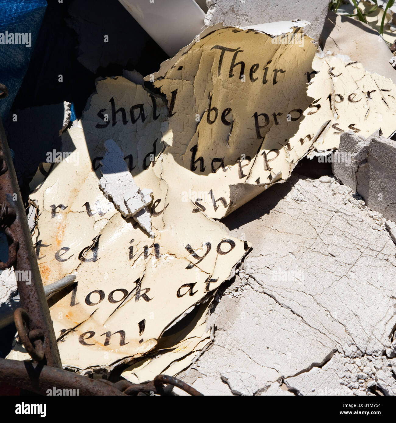 Pages de old weathered bible verset couché dans junkyard Banque D'Images