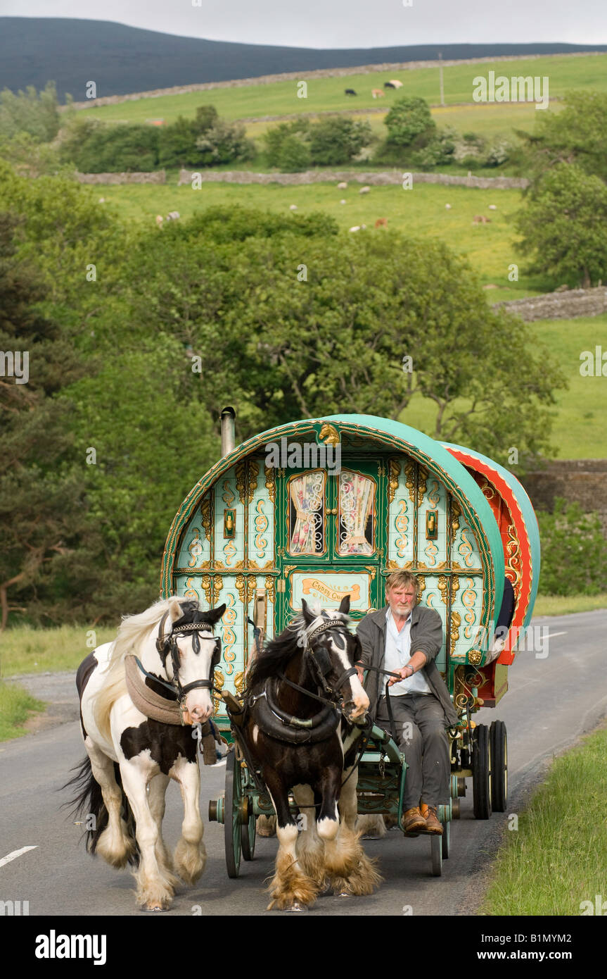 Caravane à cheval sur la route en direction de Appleby horse fair sur A683 entre Sedbergh et Kirkby Stephen Banque D'Images