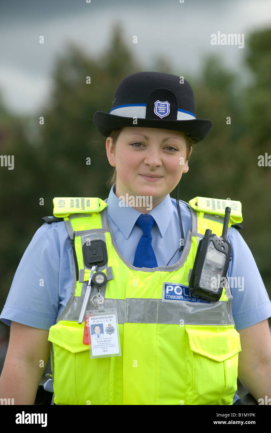 Les jeunes femmes agents de police Agent de soutien communautaire Banque D'Images