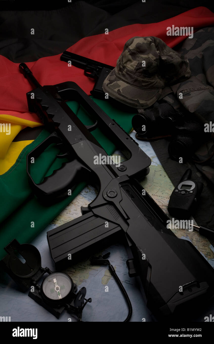 Un fusil d'assaut FAMAS comme utilisé par la Légion étrangère française avec pistolet, boussole, walkie talkie, boussole, cartes et drapeaux Banque D'Images