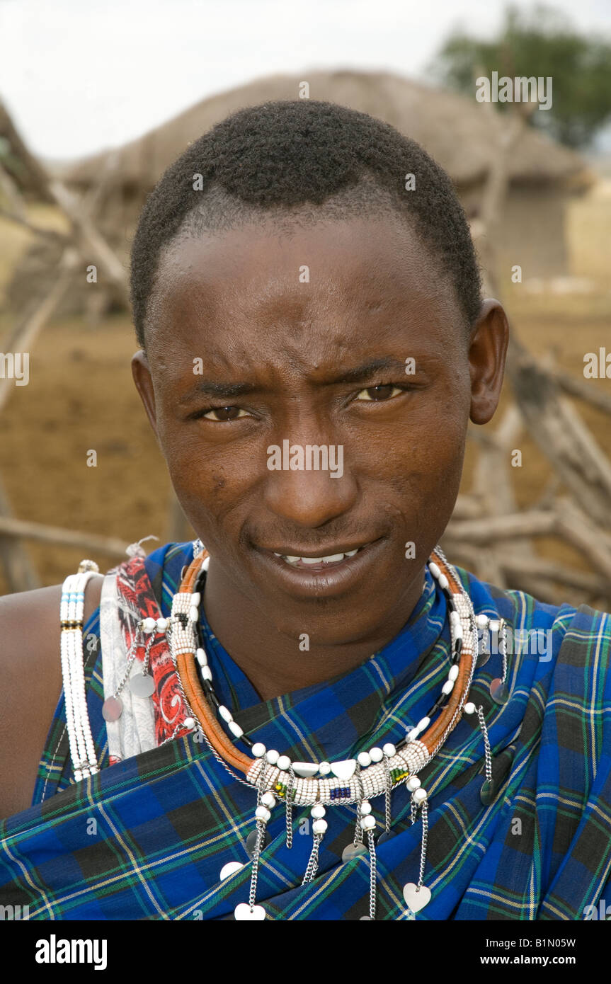 Portrait d'un Masaï portant un collier de perles de verre, en Tanzanie Banque D'Images