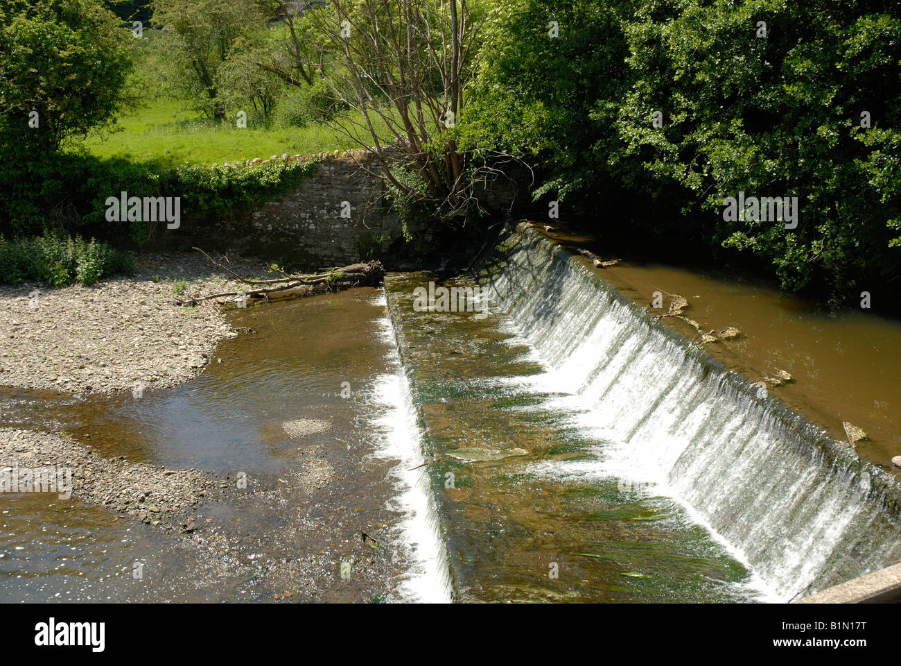 Weir sur la rivière Onny, Stokesay, Shropshire Banque D'Images