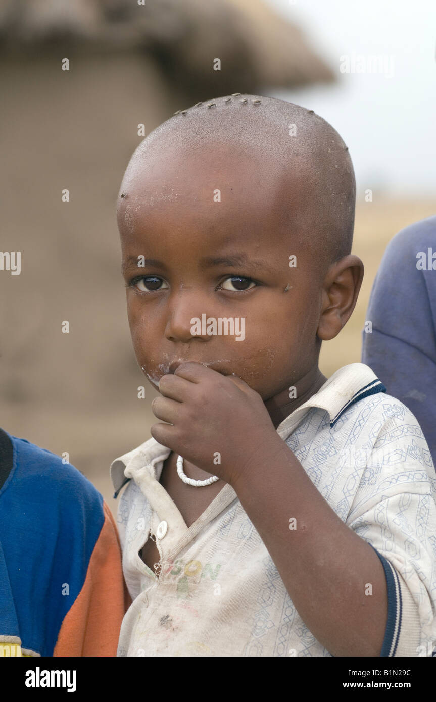 Petit garçon Maasai, regarder la Tanzanie Banque D'Images