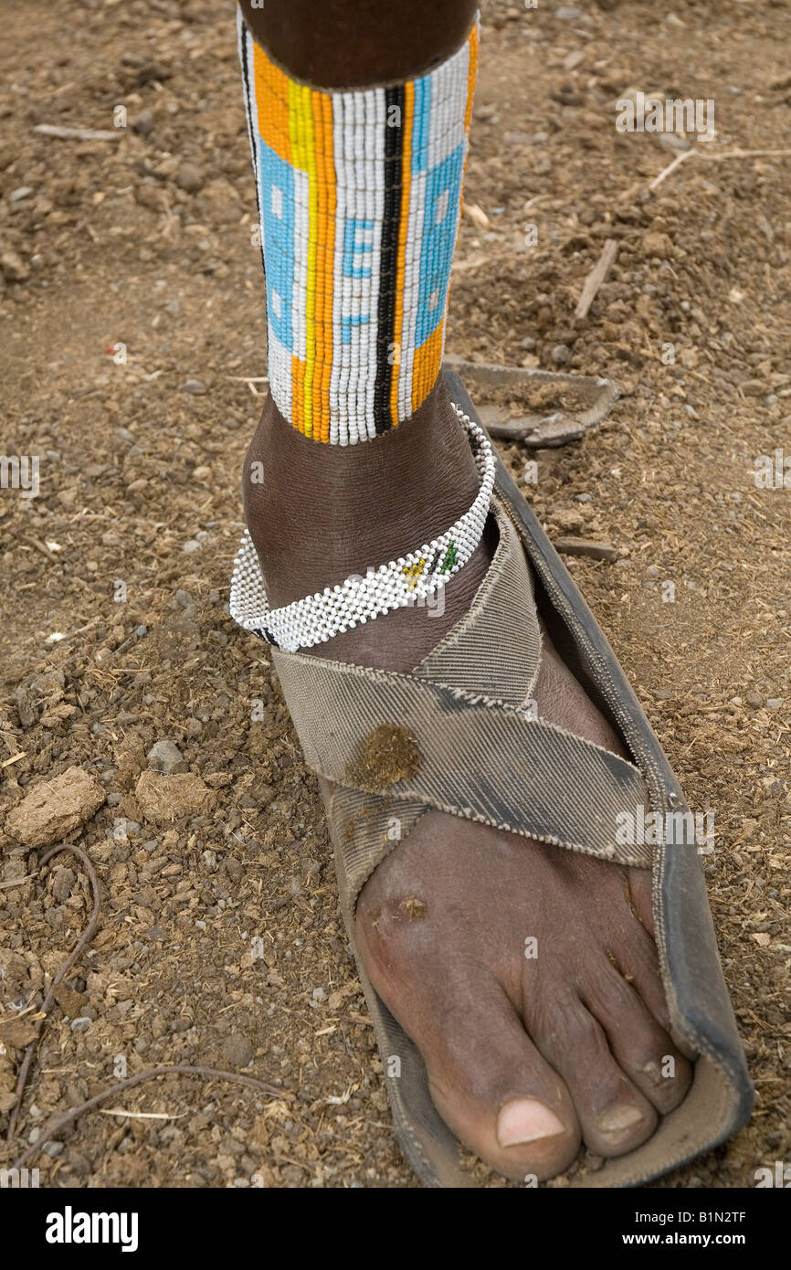 Les Massaïs portaient des sandales faites à partir de pneus de voiture et le travail des perles de verre, en Tanzanie Banque D'Images
