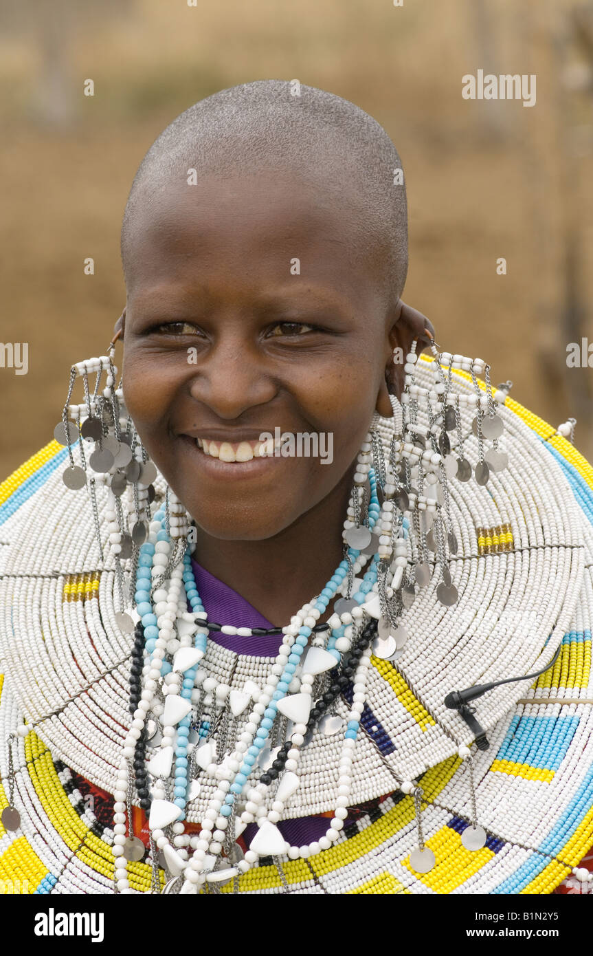 Masaï portant des colliers de perles de verre traditionnelle, Tanzanie Banque D'Images