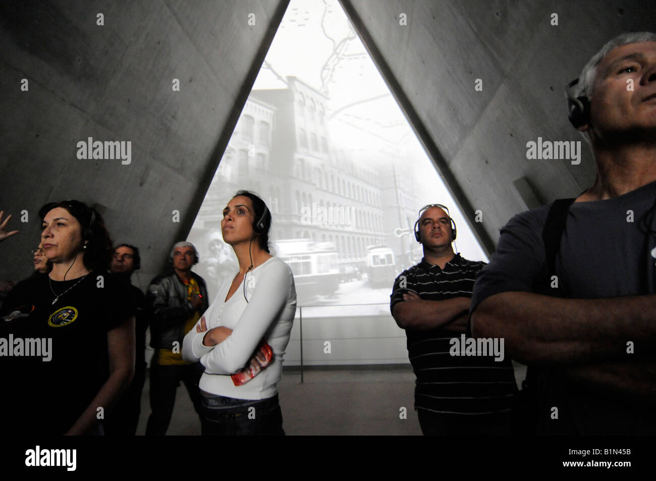 Les gens qui regardent un film sur la vie juive en Europe de l'est avant l'Holocauste, au mémorial de Yad Vashem, Jérusalem Banque D'Images