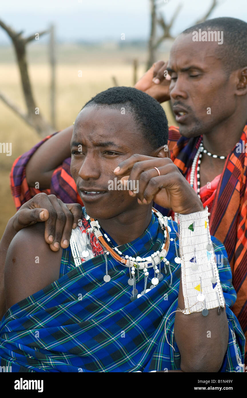 Porter des brassards, des perles de verre Maasai et colliers, Tanzanie Banque D'Images
