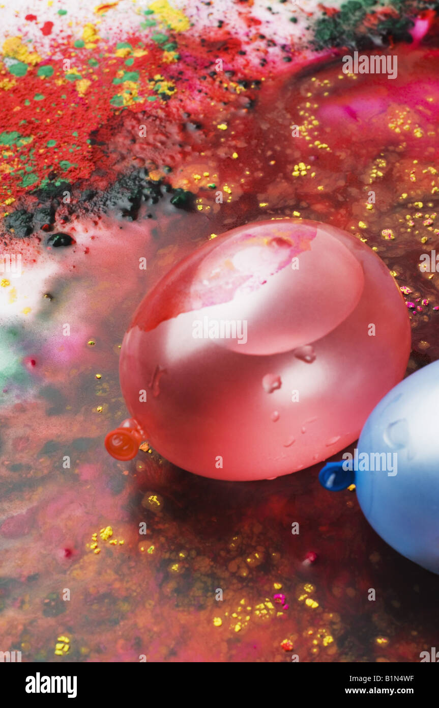 Portrait de deux bombes de l'eau sur une peinture en poudre de différentes couleurs. Banque D'Images