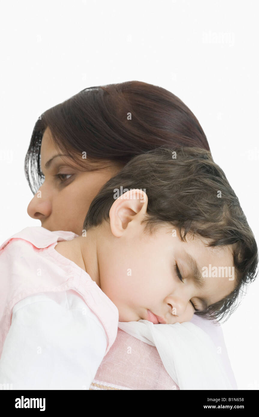 Close-up of a Girl dormir sur l'épaule de sa mère Banque D'Images