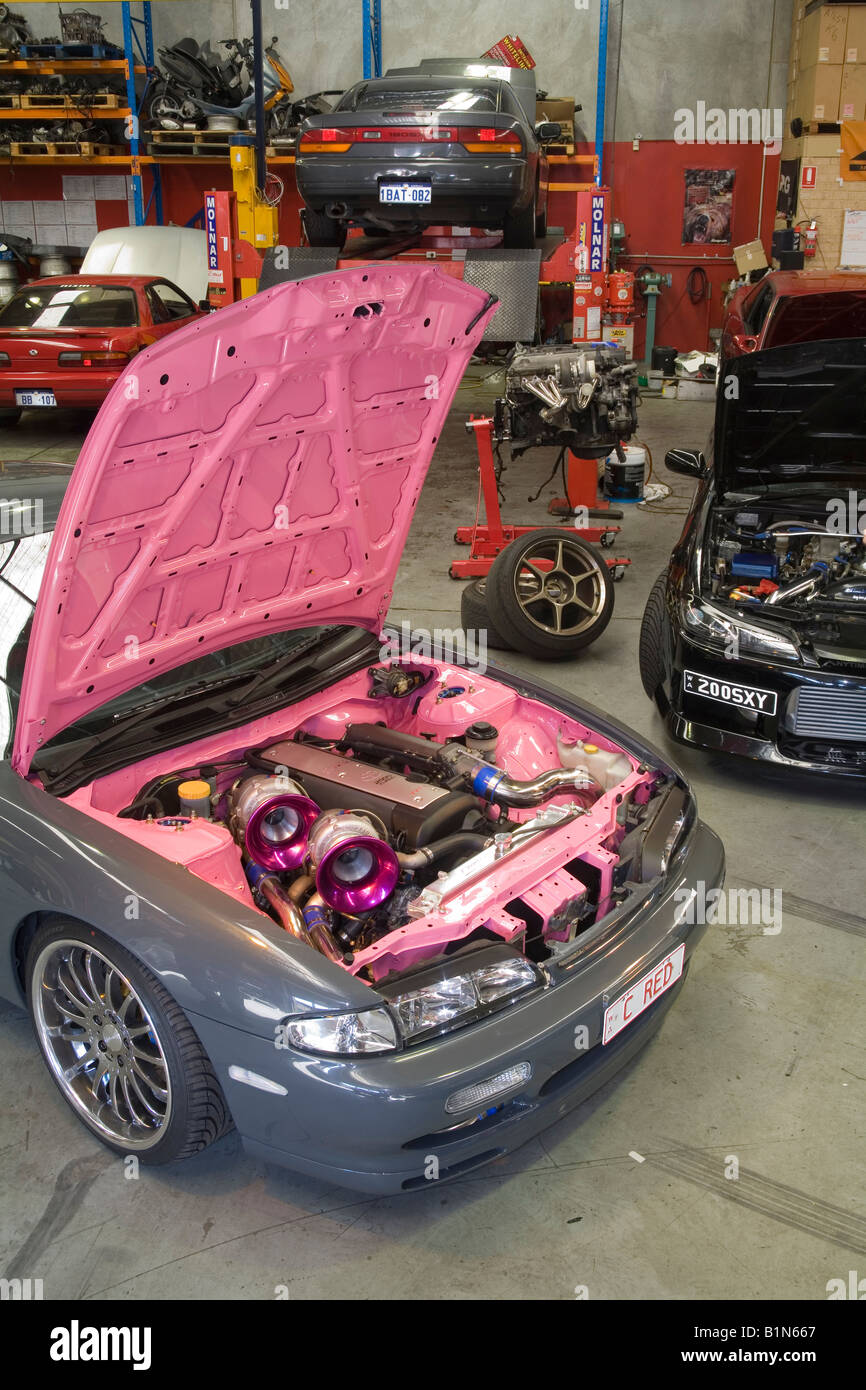 Twin turbo moteur 1JZ-GTE affiché dans le compartiment moteur d'une  modification Nissan S14 dans garage Photo Stock - Alamy
