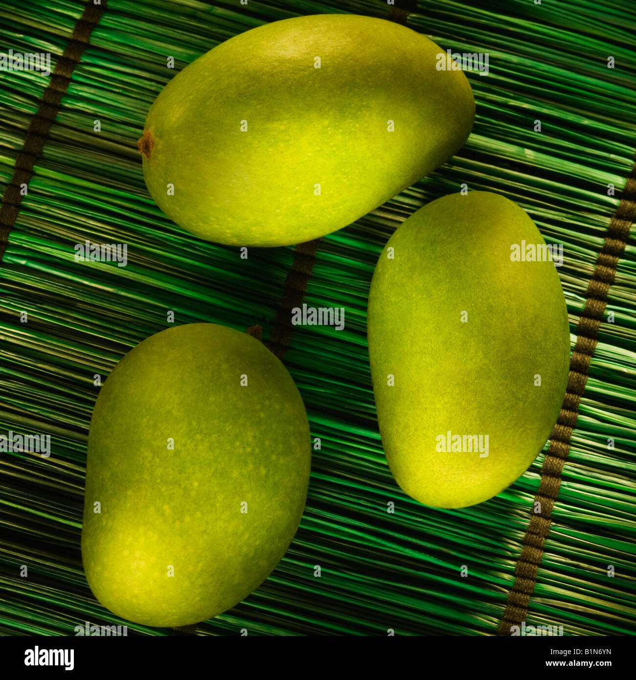 Close-up de trois mangues sur un set de table Banque D'Images