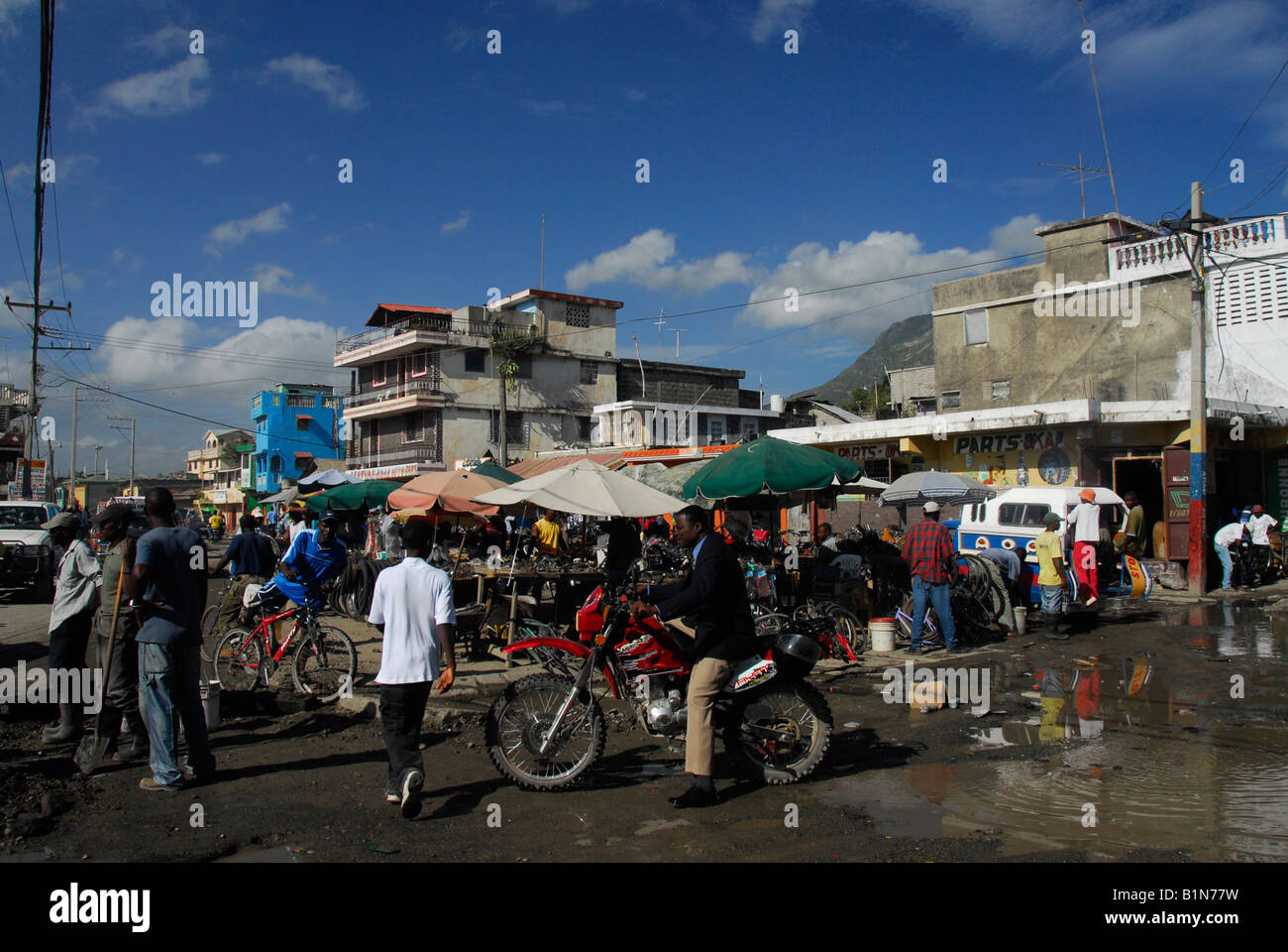La population locale sur la rue centrale de Cap Haïtien, Haïti Photo