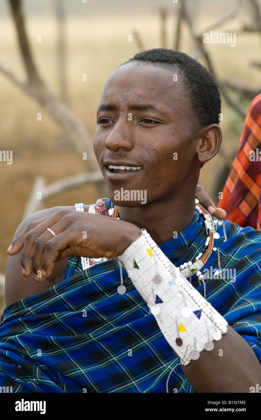 Portrait d'un Masaï portant brassard des perles de verre, en Tanzanie Banque D'Images