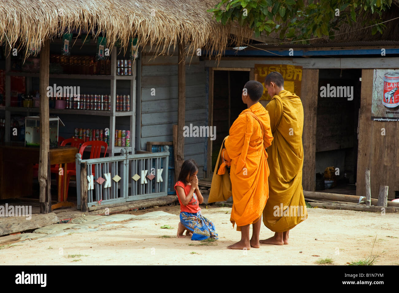 Les moines bouddhistes du porte-à-porte chaque matin de donner des bénédictions et la collecte de l'aumône ; Phnom Khram, Cambodge Banque D'Images