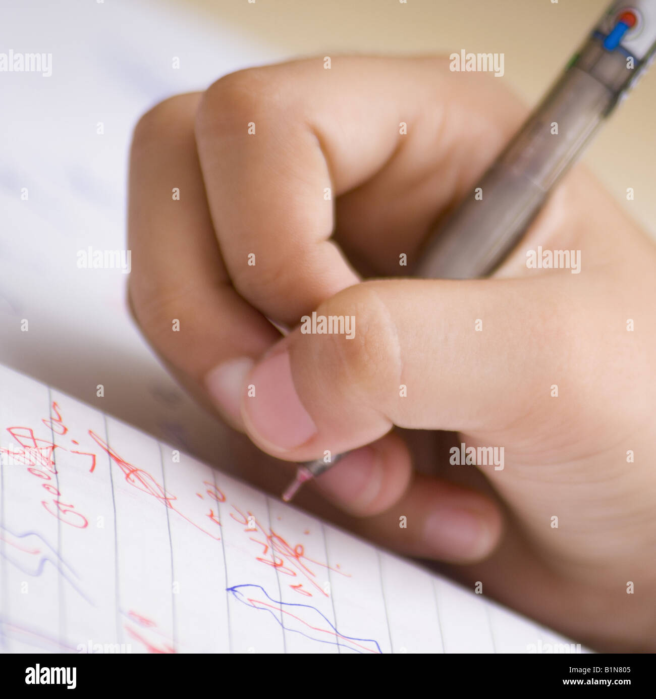 Close-up de la main d'un enfant écrit avec un stylo Banque D'Images