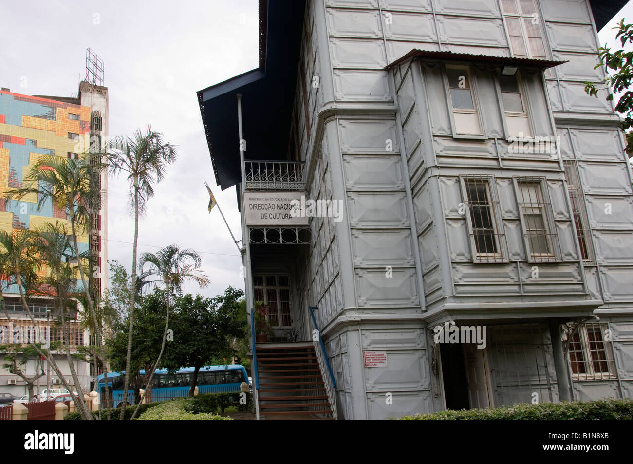 La Casa de Ferro (la maison) et, sur la gauche, un 1959 créé mozaic mur d'un bâtiment plus moderne. Maputo, Mozambique. Banque D'Images