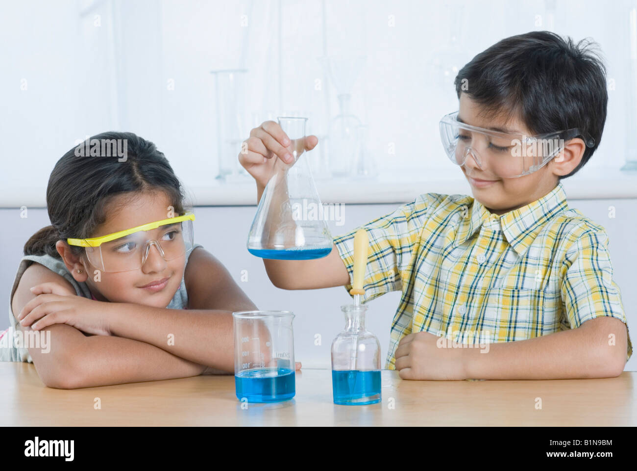 Garçon et une fille faire expérience scientifique dans un