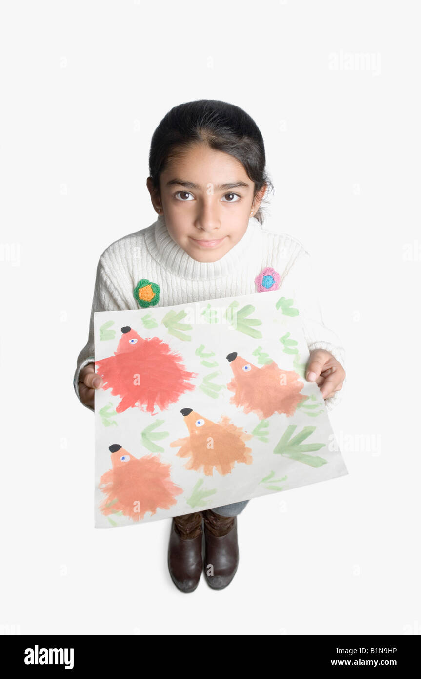 Portrait d'une jeune fille montrant un dessin Banque D'Images