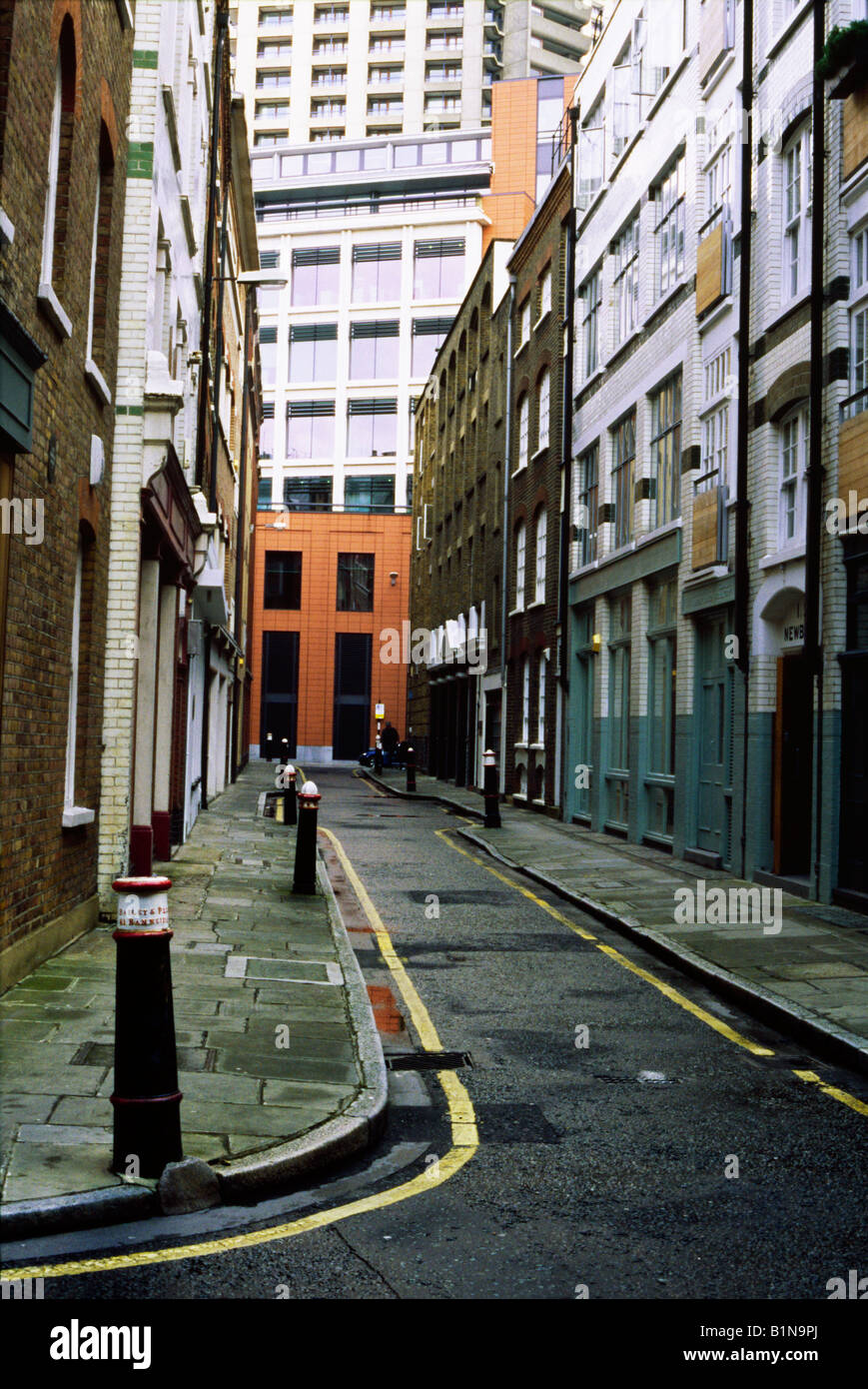 Ruelle de la ville de London UK avec architecture ancienne et nouvelle Banque D'Images