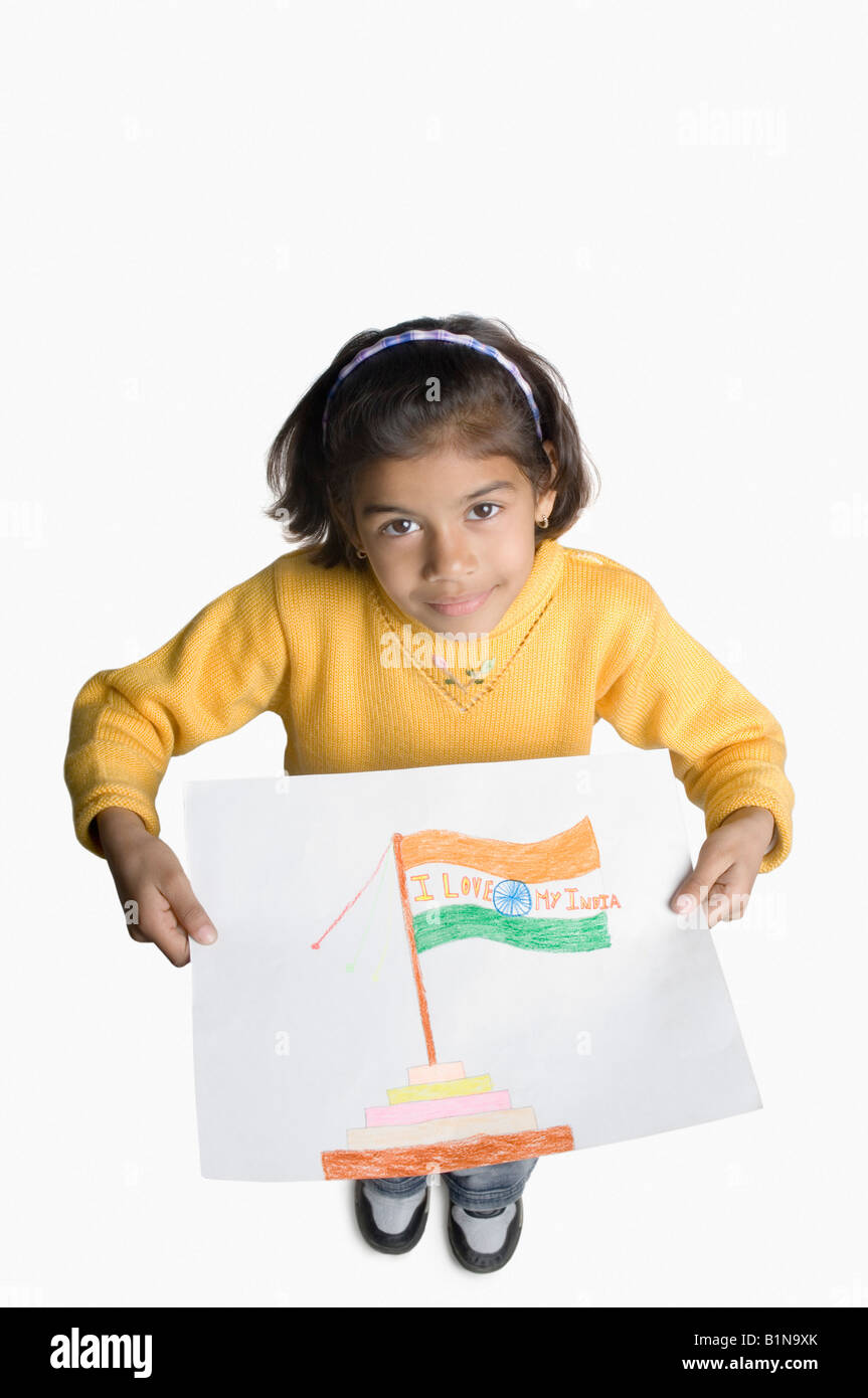 Portrait d'une fille montrant un dessin Banque D'Images