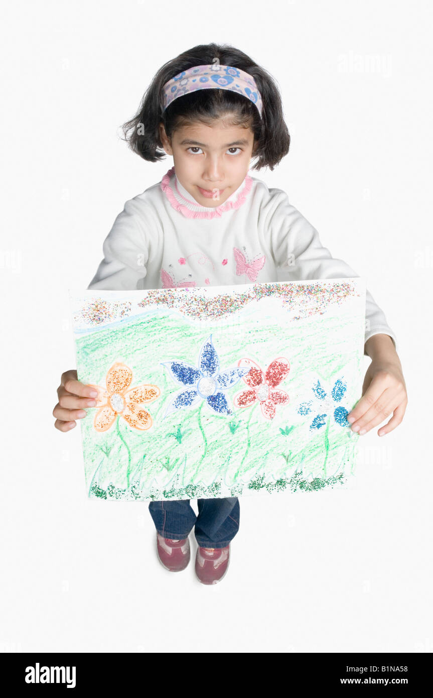 Portrait d'une jeune fille montrant un dessin Banque D'Images
