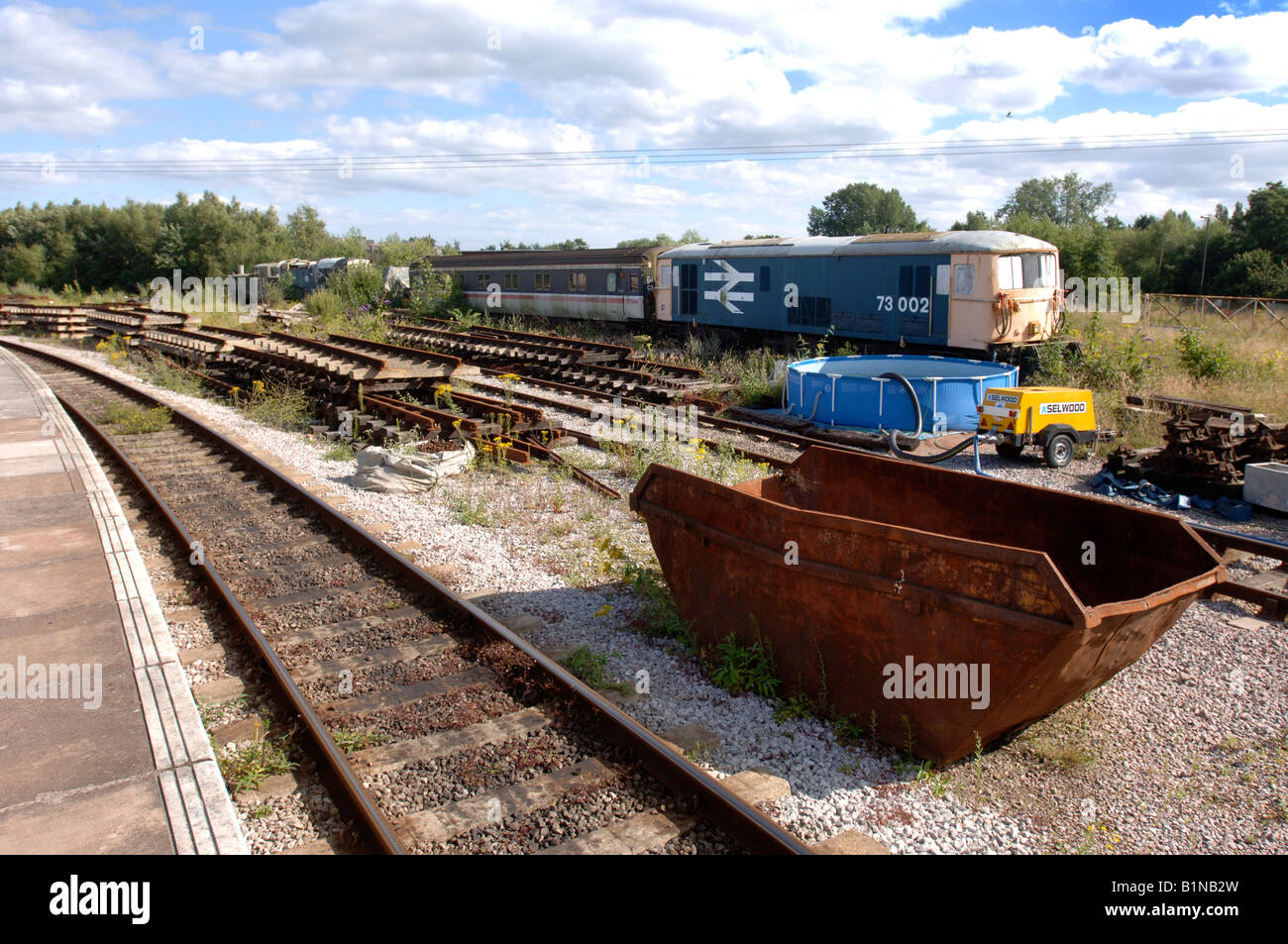 Un vieux MOTEUR ET WAGONS DE CHEMIN DE FER UTILISÉS COMME CABANES PRÈS DE LA GARE DE JONCTION À LYDNEY GLOUCESTERSHIRE UK Banque D'Images