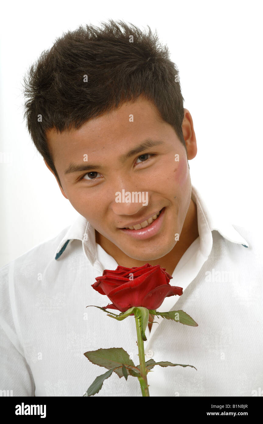 L'homme asiatique avec une rose rouge Banque D'Images