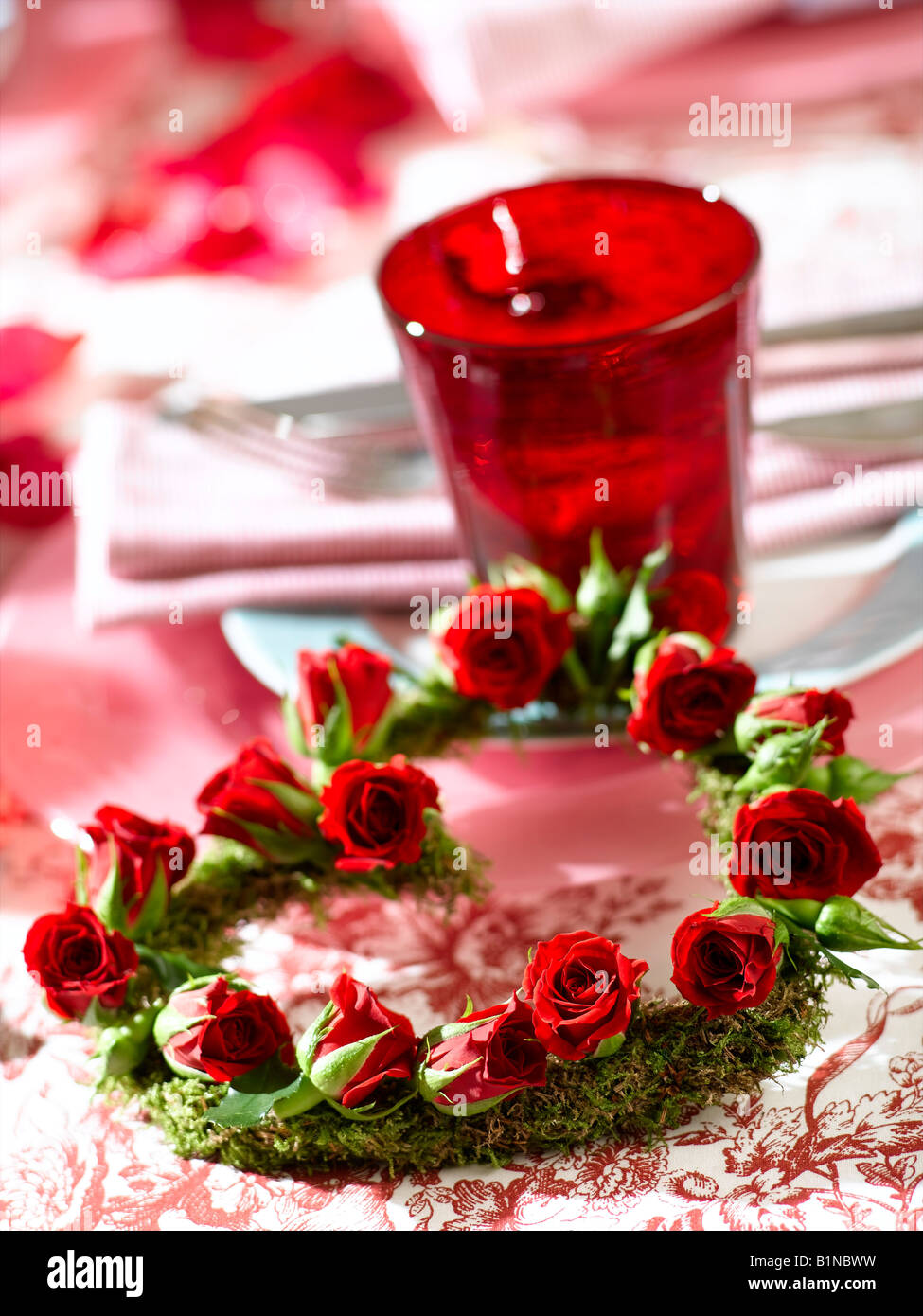 Couronne en forme de coeur avec des fleurs rose rouge Banque D'Images