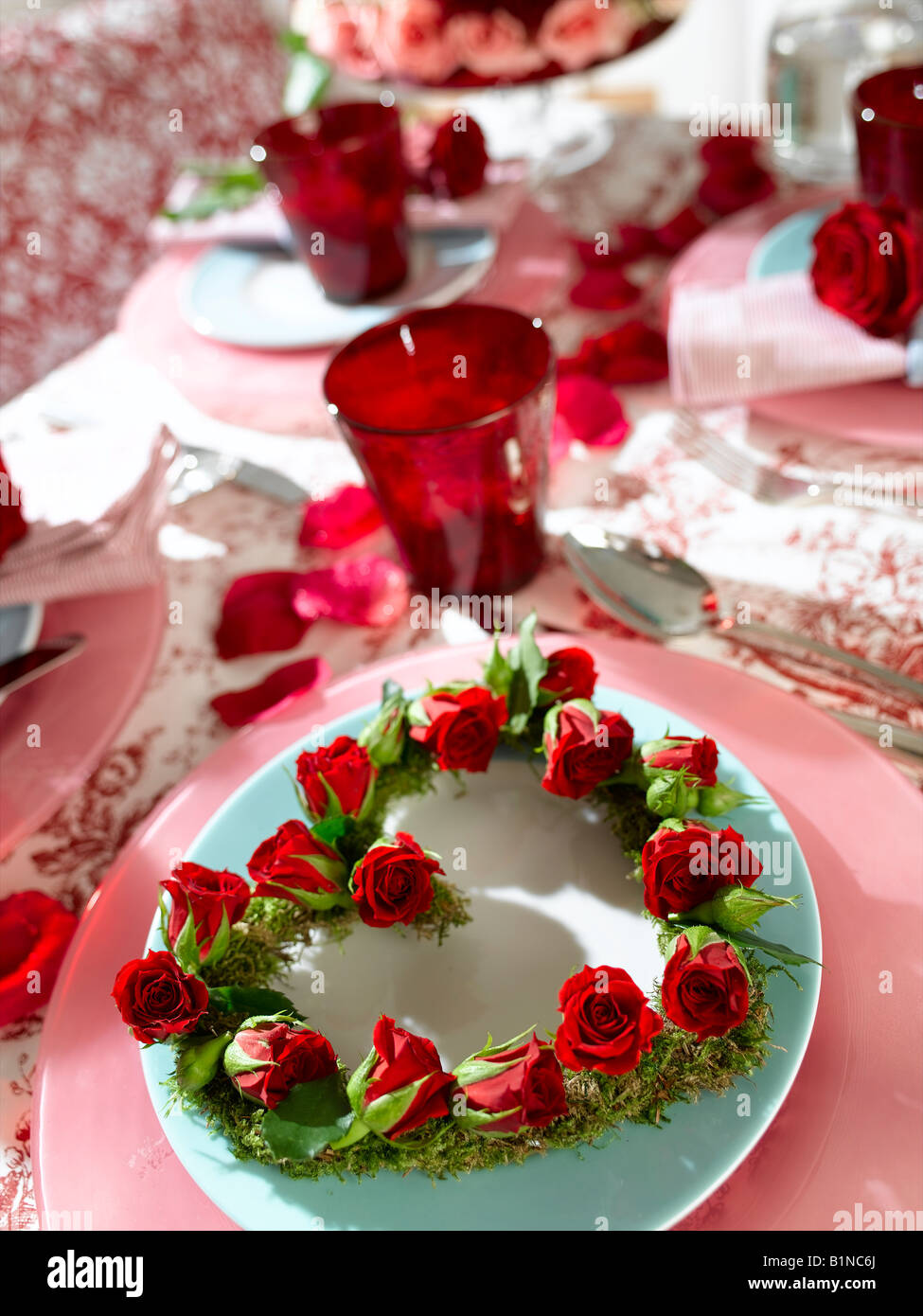 Couronne en forme de coeur avec des fleurs rose rouge Banque D'Images